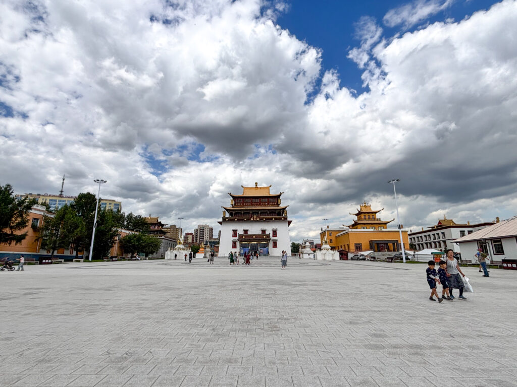 モンゴル7泊8日旅 ウランバートル散策 ガンダン・テクチェンリン寺 チベット仏教