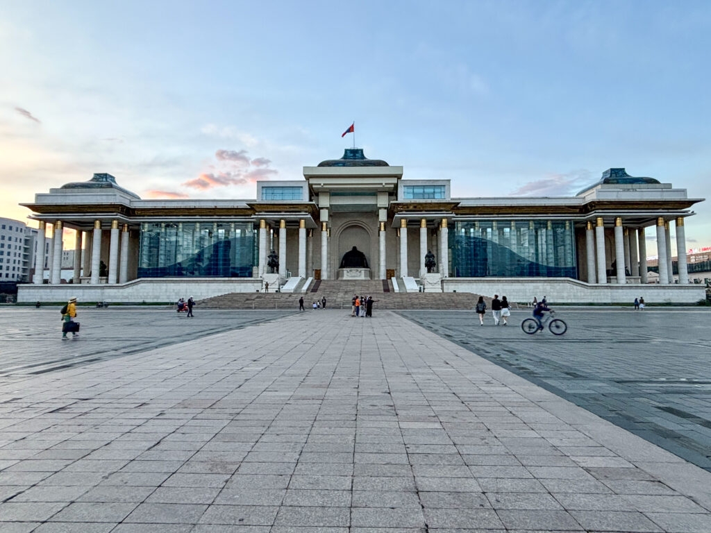 モンゴル7泊8日旅 ウランバートル散策 スフバートル広場