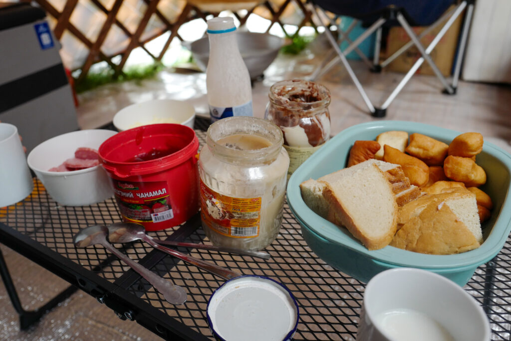 モンゴル 遊牧民ゲルホームステイ 朝食