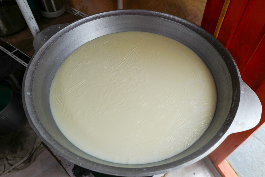 モンゴル 遊牧民ゲルホームステイ 朝食 ウルム