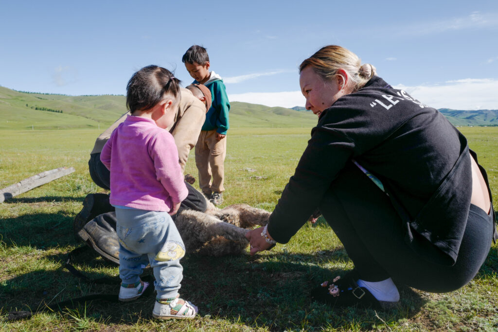 モンゴル　遊牧民ゲルホームステイ　ホルホグ