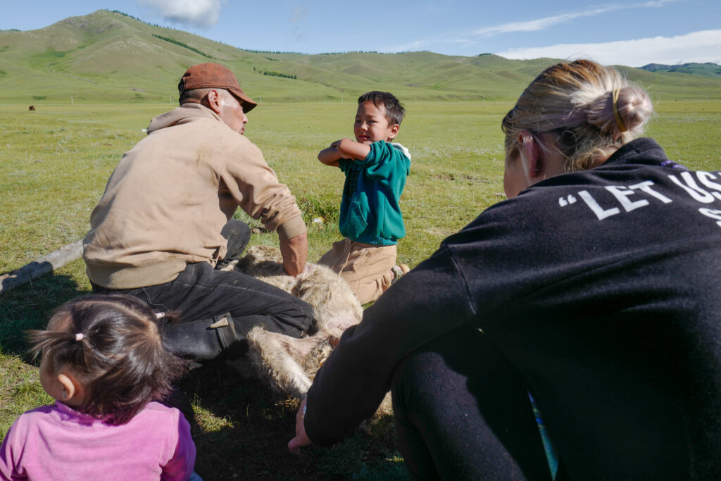 モンゴル　遊牧民ゲルホームステイ　ホルホグ