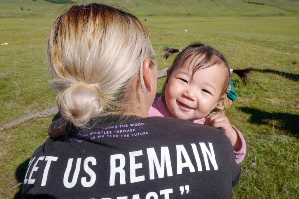 モンゴル　遊牧民ゲルホームステイ　ホルホグ