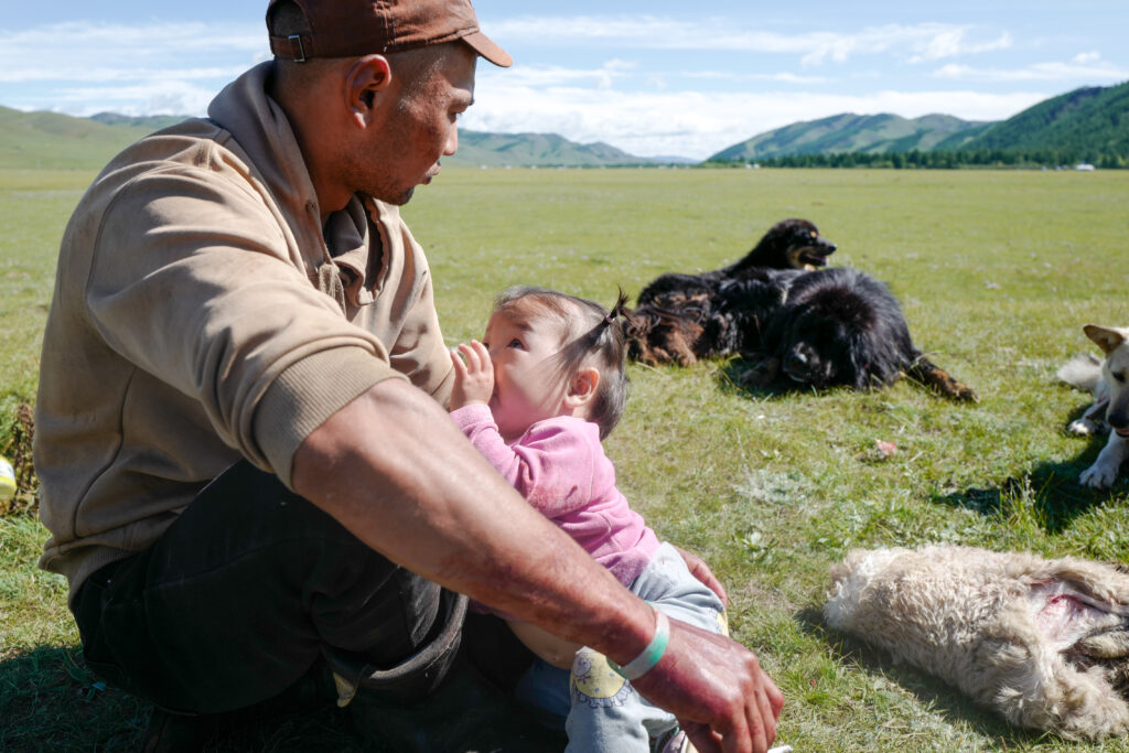 モンゴル　遊牧民ゲルホームステイ　ホルホグ