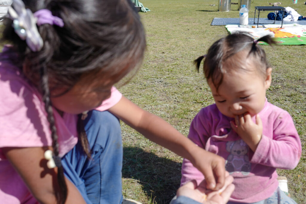 モンゴル　遊牧民ゲルホームステイ　遊牧民の子どもたち