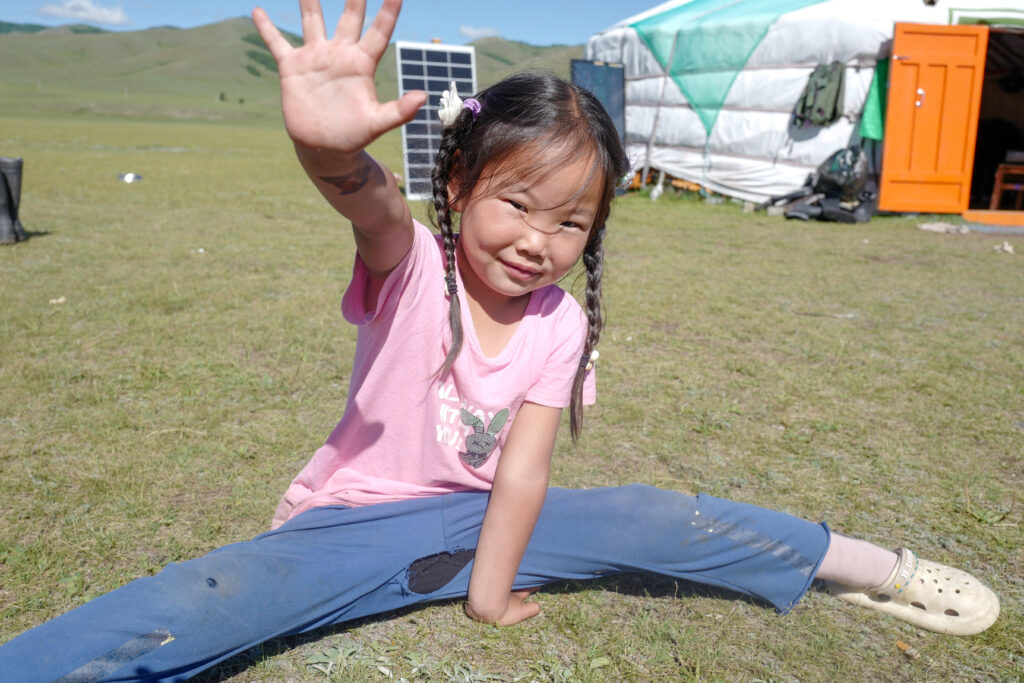 モンゴル　遊牧民ゲルホームステイ　遊牧民の子どもたち