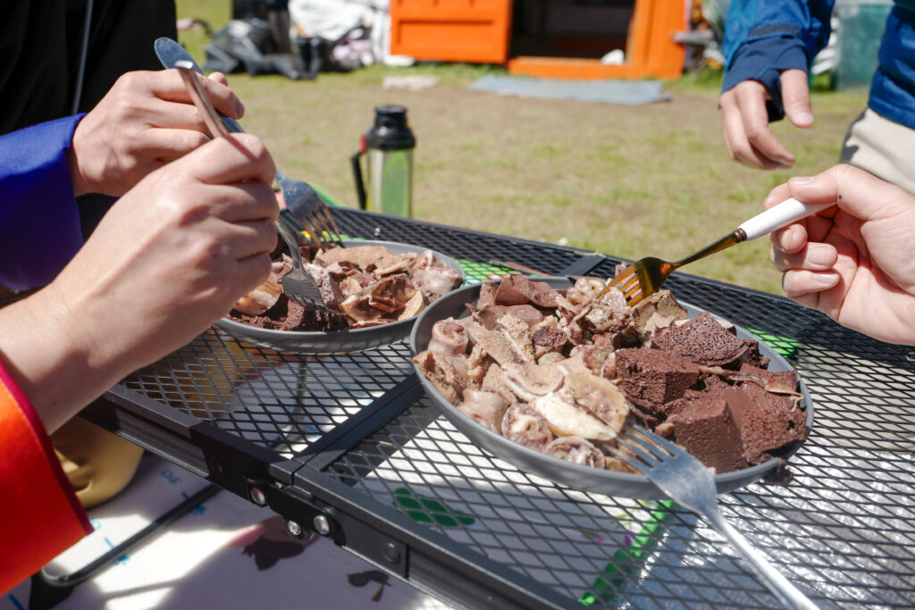 モンゴル　遊牧民ゲルホームステイ　ホルホグ　羊の内臓の塩ゆで