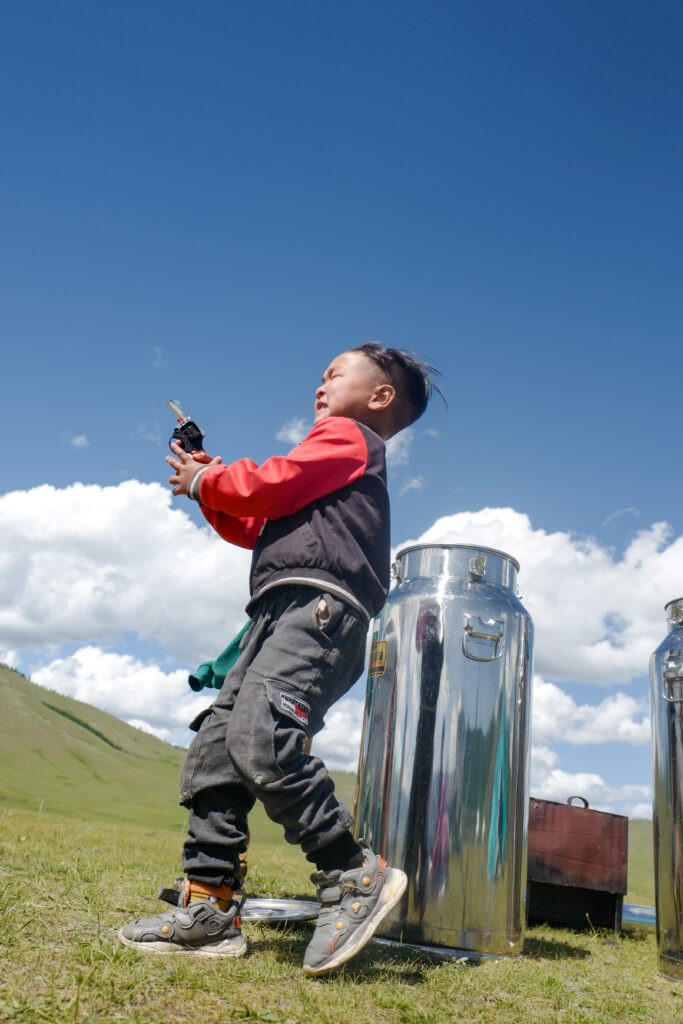 モンゴル　遊牧民ゲルホームステイ　遊牧民の子どもたち