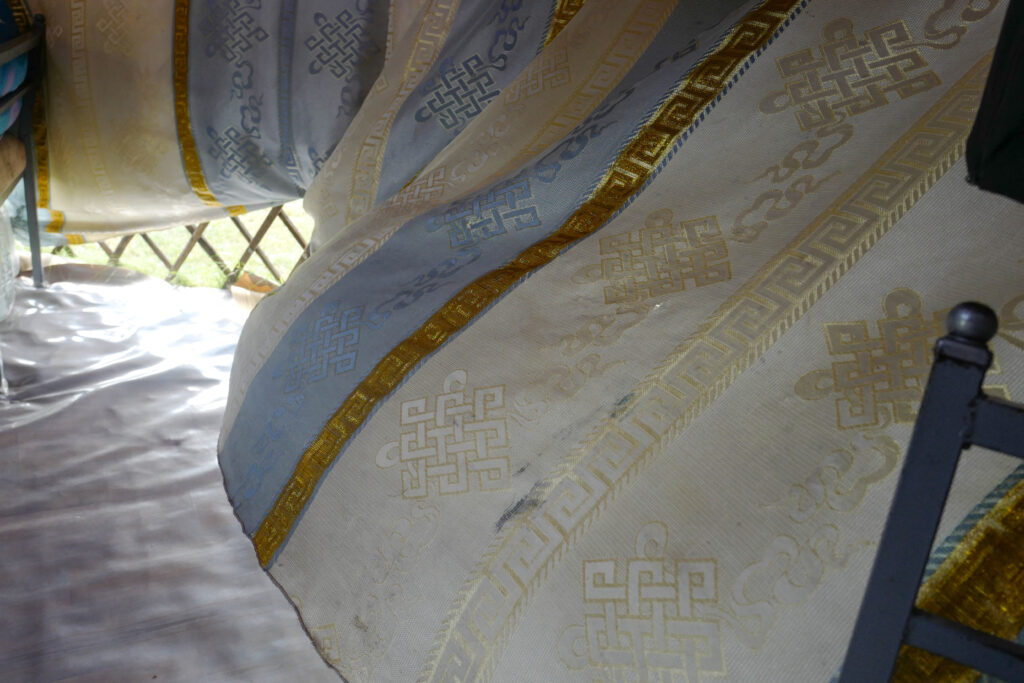 モンゴル　遊牧民ゲルホームステイ　ゲル