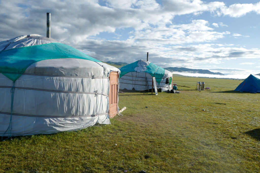 モンゴル旅行　ゲル　草原　散策
