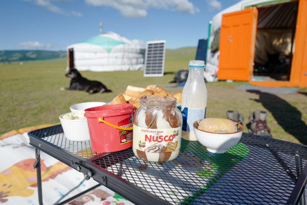 モンゴル旅行　ゲル　草原　散策　朝食