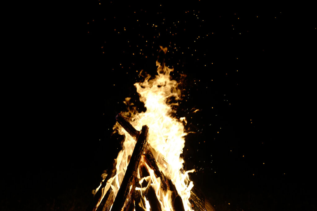モンゴル　遊牧民ゲルホームステイ　馬旅キャンプ　焚き火