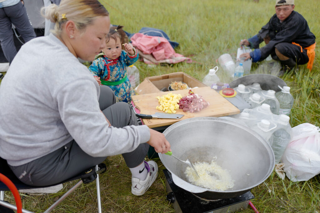 モンゴル　遊牧民ゲルホームステイ　馬旅キャンプ
