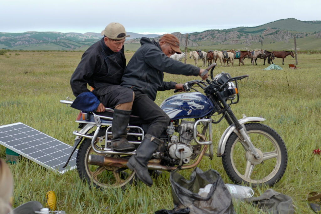 モンゴル　遊牧民ゲルホームステイ　馬旅キャンプ