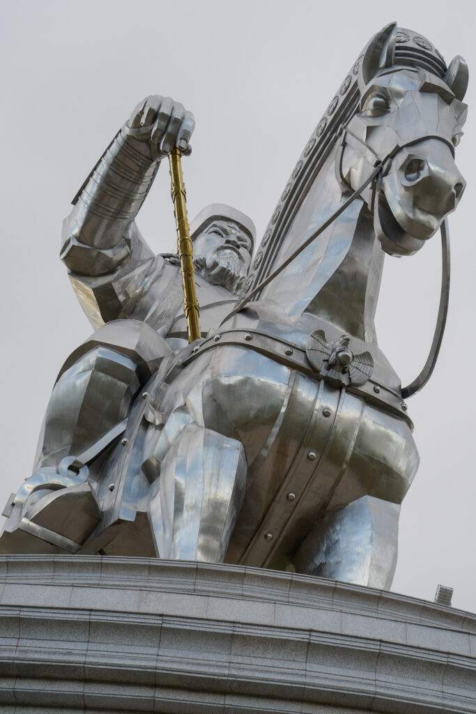 モンゴル　遊牧民ゲルホームステイ　チンギス・ハーン騎馬像