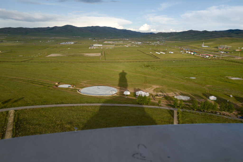 モンゴル　遊牧民ゲルホームステイ　チンギス・ハーン騎馬像