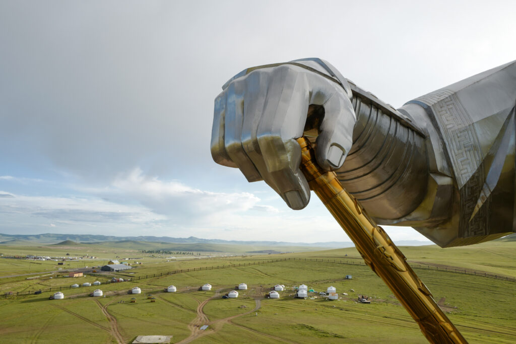 モンゴル　遊牧民ゲルホームステイ　チンギス・ハーン騎馬像
