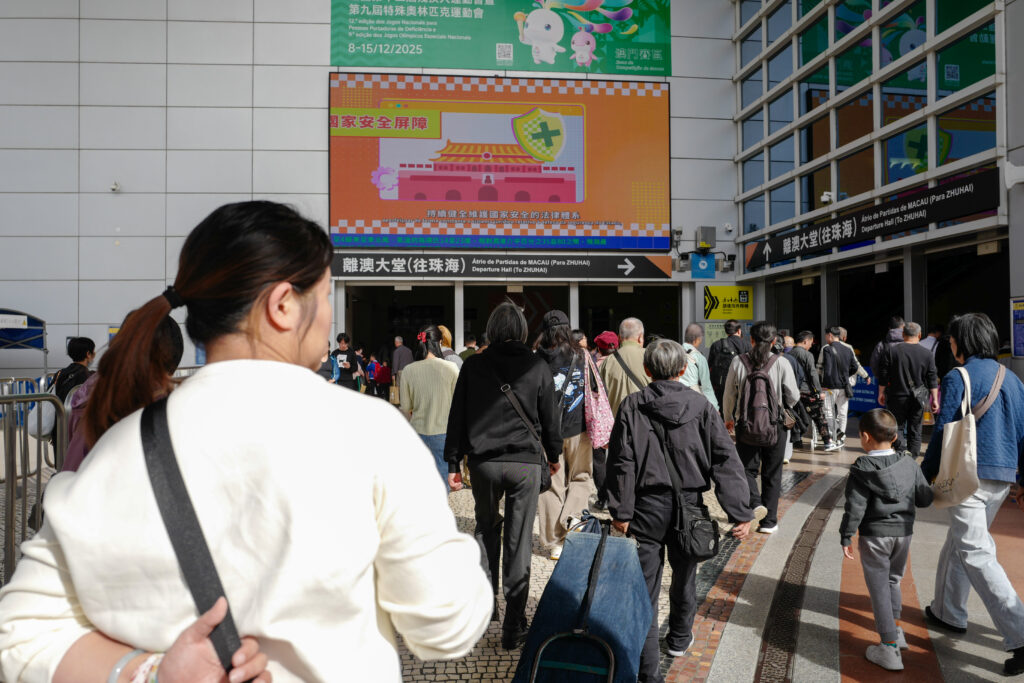 マカオから珠海へ Portas do Cerco 国境